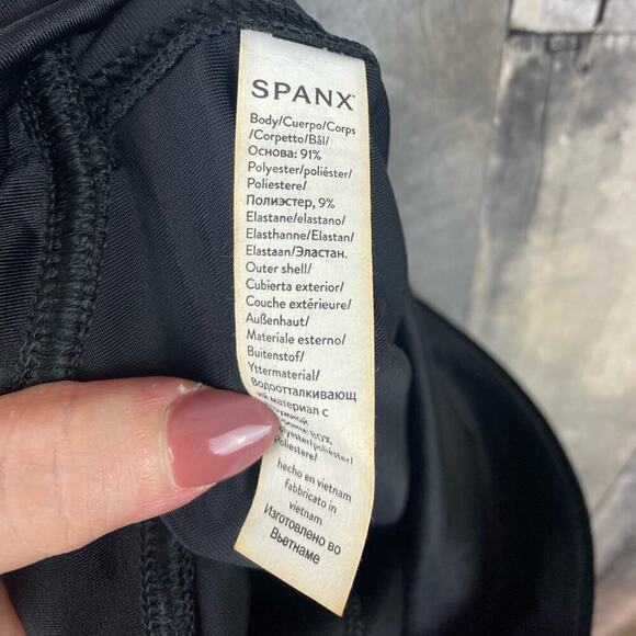 SPANX Velvet Leggings in Black Size Medium. - Picture 9 of 16